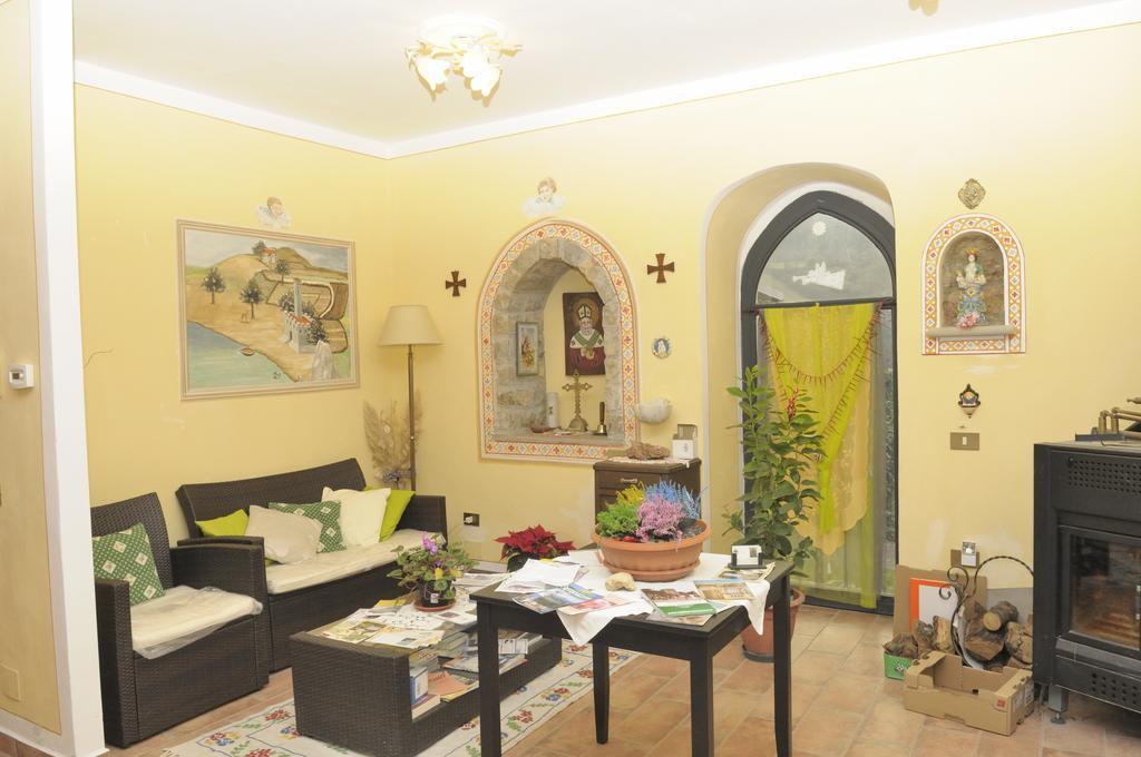 B&B San Nicola Serramazzoni ภายนอก รูปภาพ